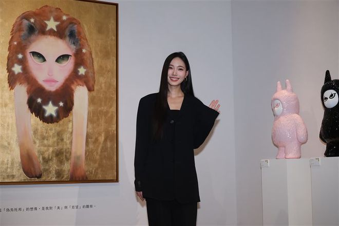 网友分享跟小S合影，笑容灿烂举杯庆祝女儿画展，评论区直接翻车