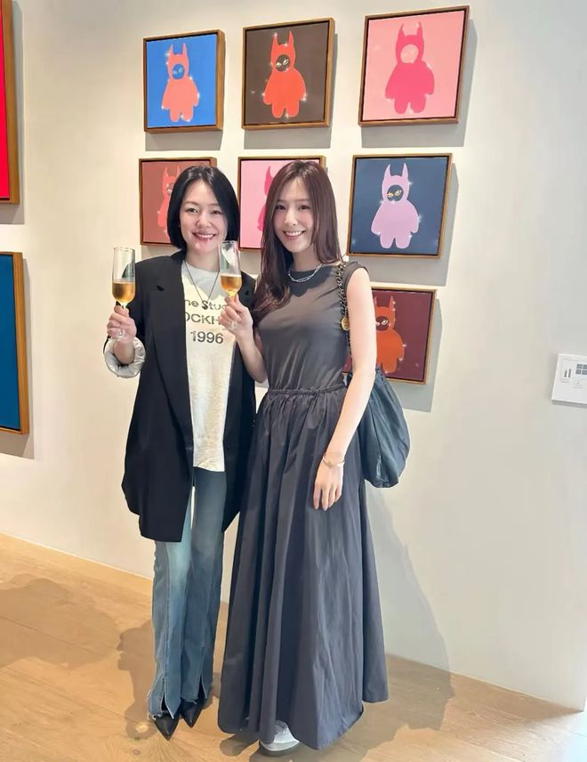 网友分享跟小S合影，笑容灿烂举杯庆祝女儿画展，评论区直接翻车