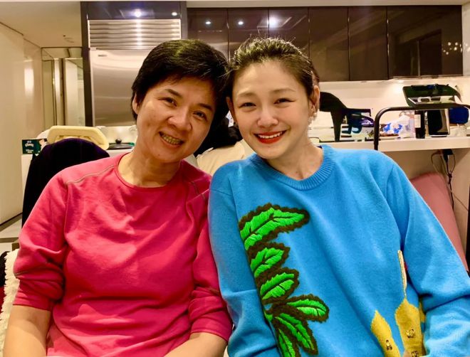 网友分享跟小S合影，笑容灿烂举杯庆祝女儿画展，评论区直接翻车