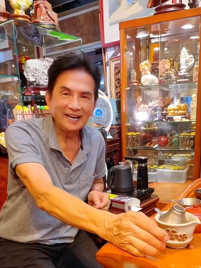 84版韦小宝李小飞离世，得肝癌4个月难手术，晚年卖水饺月赚百万