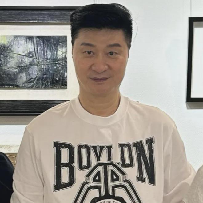 范丞丞74岁爸爸被偶遇，穿儿子同款潮牌，许久没和女儿冰冰同框