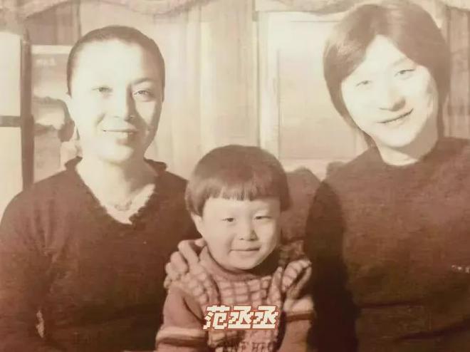 范丞丞74岁爸爸被偶遇，穿儿子同款潮牌，许久没和女儿冰冰同框