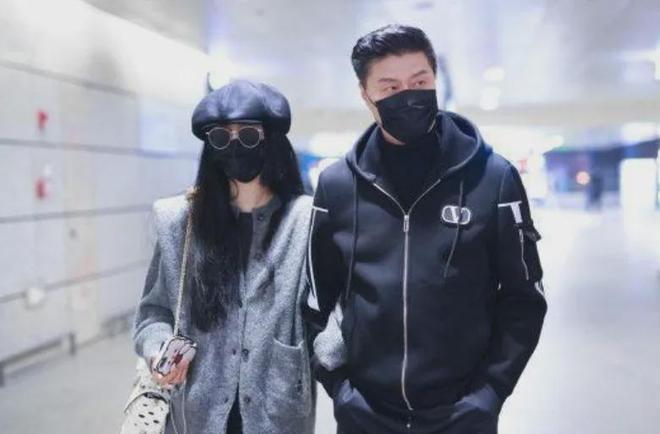 范丞丞74岁爸爸被偶遇，穿儿子同款潮牌，许久没和女儿冰冰同框