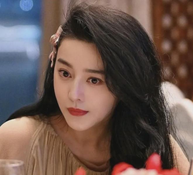 范丞丞74岁爸爸被偶遇，穿儿子同款潮牌，许久没和女儿冰冰同框