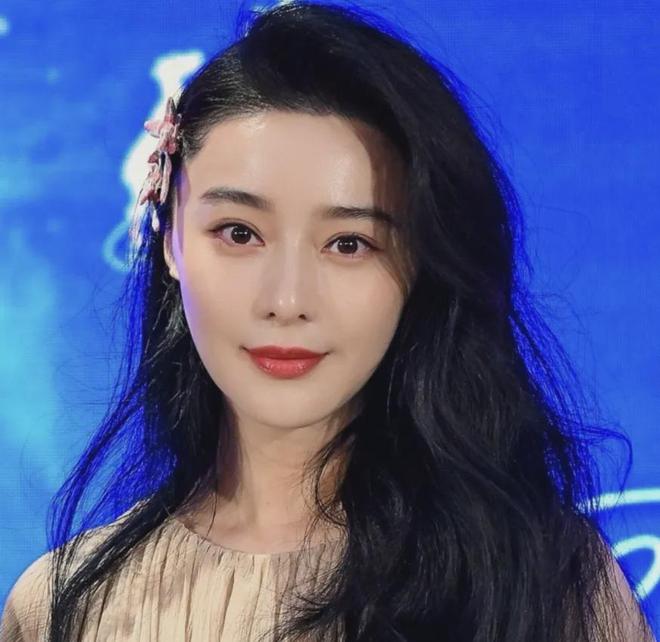 范丞丞74岁爸爸被偶遇，穿儿子同款潮牌，许久没和女儿冰冰同框