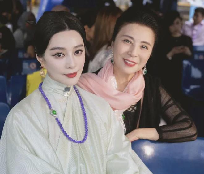 范丞丞74岁爸爸被偶遇，穿儿子同款潮牌，许久没和女儿冰冰同框