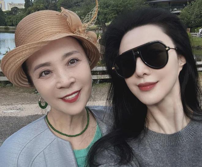 范丞丞74岁爸爸被偶遇，穿儿子同款潮牌，许久没和女儿冰冰同框