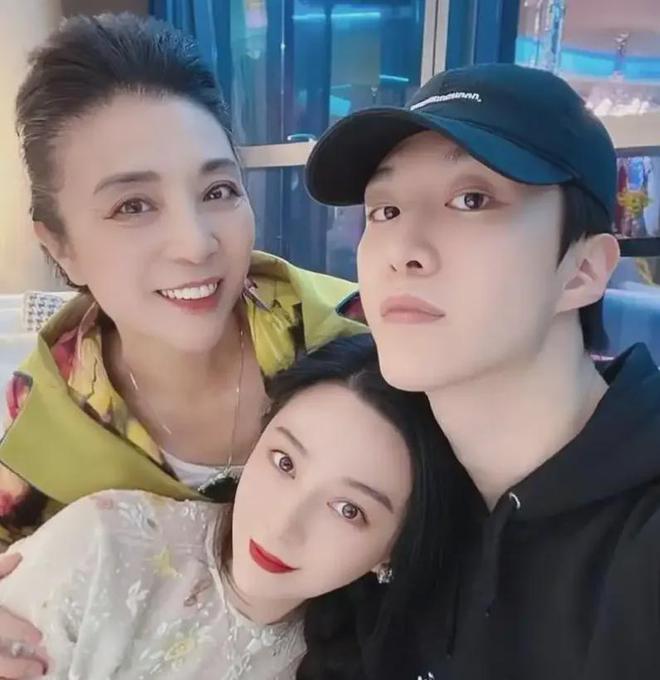 范丞丞74岁爸爸被偶遇，穿儿子同款潮牌，许久没和女儿冰冰同框