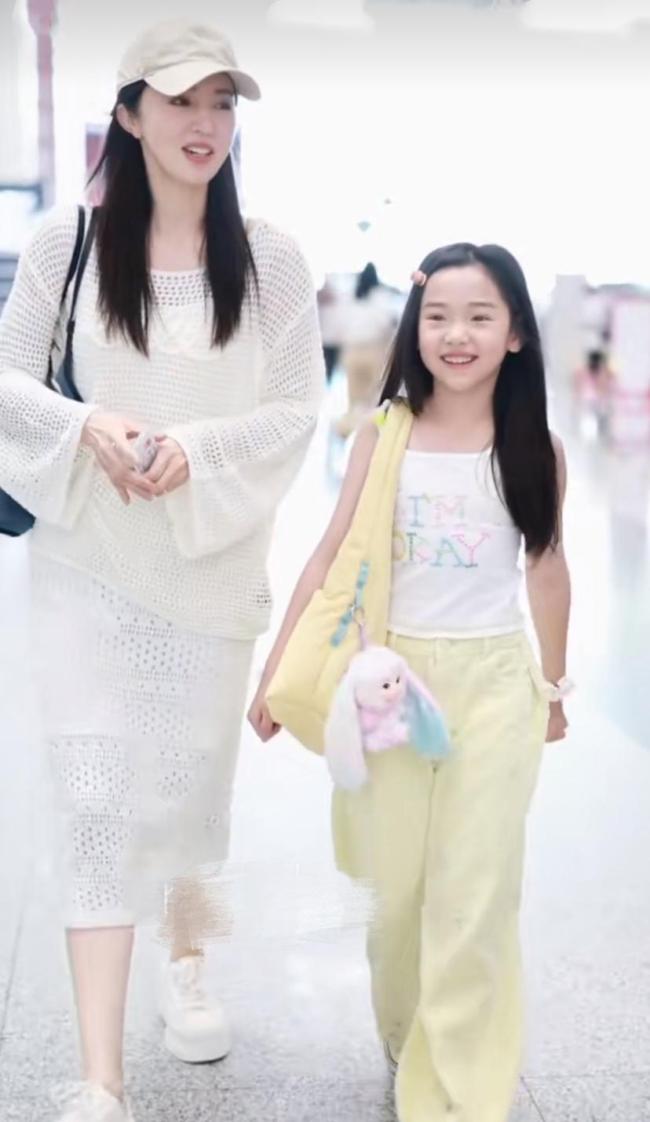 董璇再婚后首现身 幸福满溢机场行