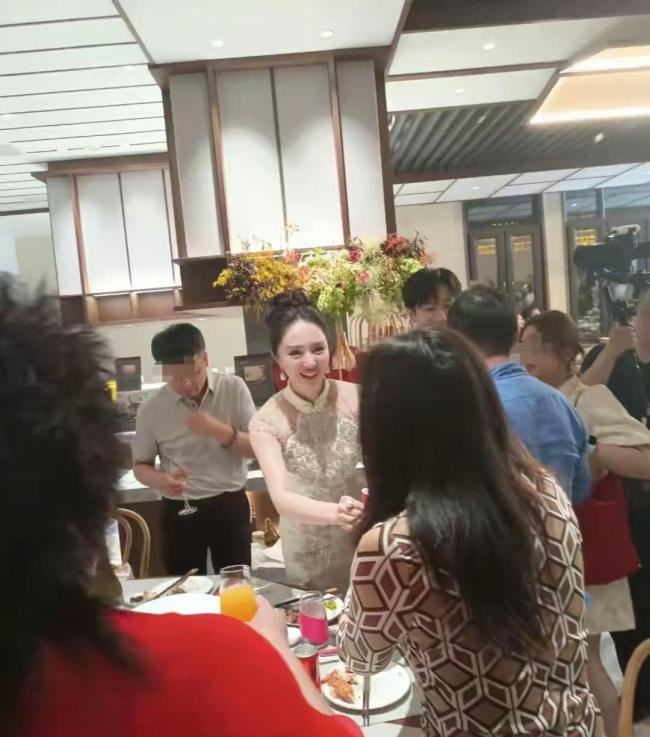 董璇再婚后首现身 幸福满溢机场行