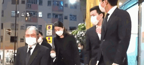 郭晶晶领奖站C位，老公和公公“护法”！豪门儿媳为啥她地位高？