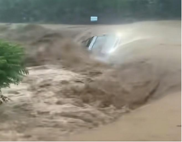河北暴雨车主救援获车企送车