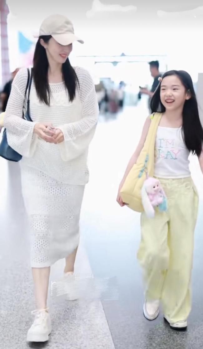 董璇再婚后首现身 幸福满溢机场行
