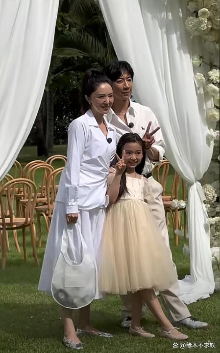 董璇官宣再婚后首现身 状态引发关注