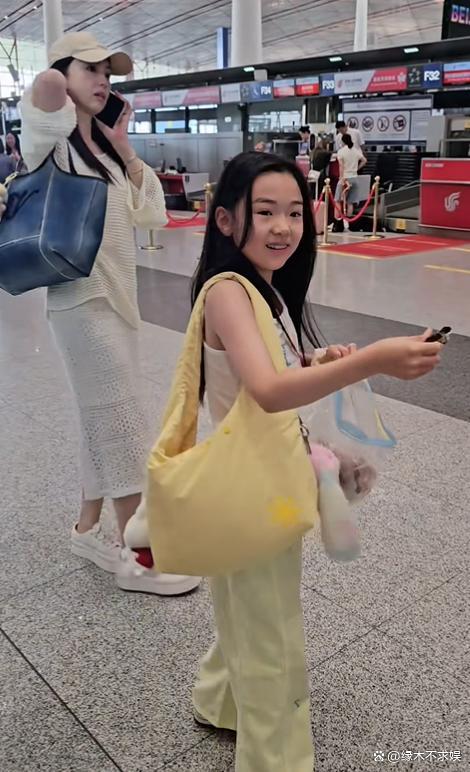 董璇官宣再婚后首现身 状态引发关注
