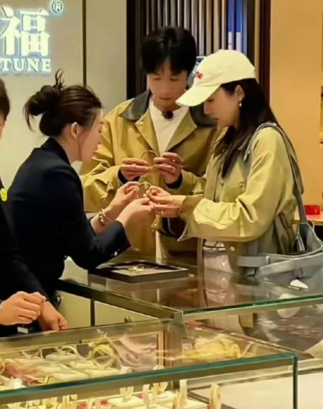 董璇再婚后首现身 幸福满溢机场行