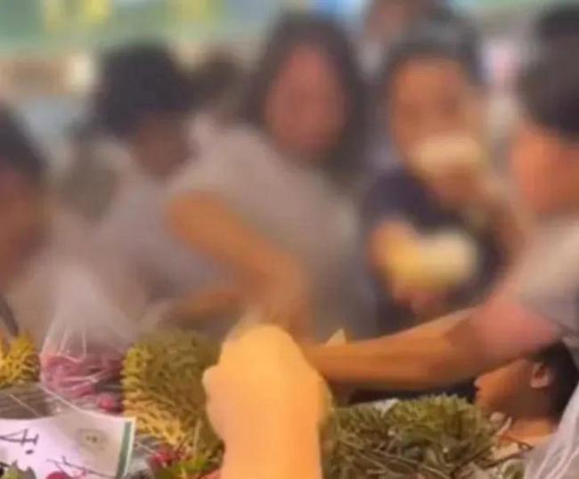 河北一超市多名顾客强行开榴莲试吃