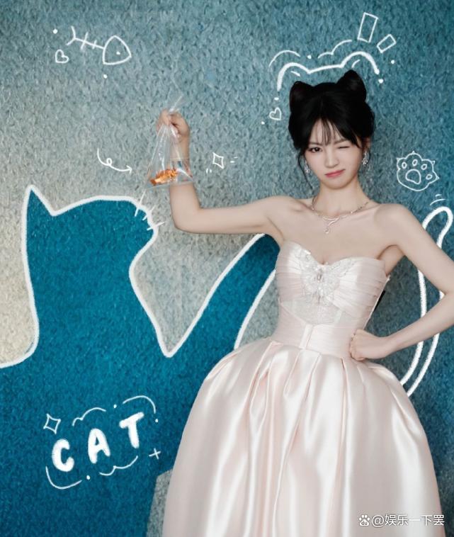 田曦薇将cos千金淑猫 游戏皮肤真人化演绎