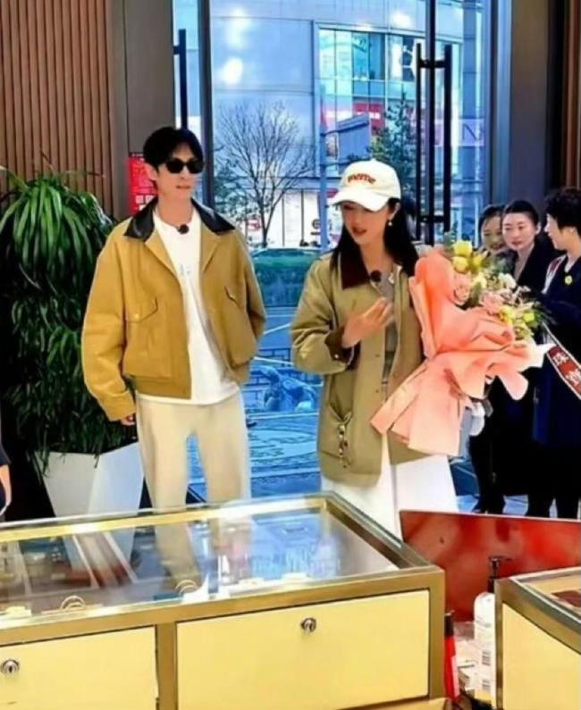 董璇再婚后首现身 幸福满溢机场行