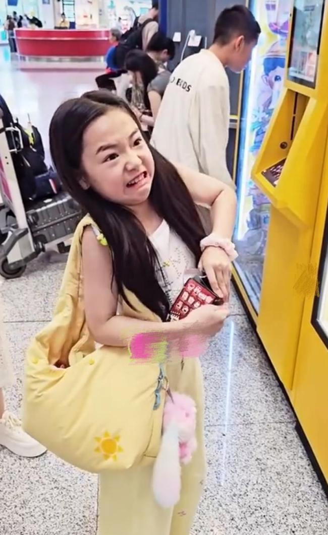 董璇再婚后首现身 幸福满溢机场行