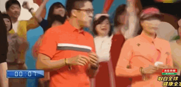 郭晶晶领奖站C位，老公和公公“护法”！豪门儿媳为啥她地位高？