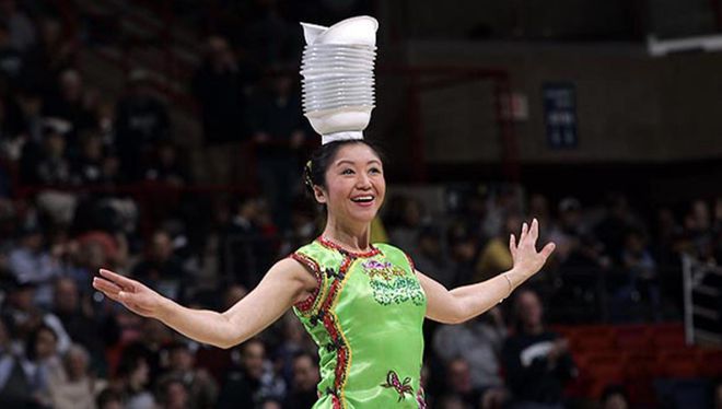 山西杂技大姨硬控NBA球场30年！身价不菲地位比肩詹姆斯？网友：把姨送进名人堂！