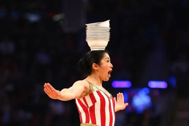 山西杂技大姨硬控NBA球场30年！身价不菲地位比肩詹姆斯？网友：把姨送进名人堂！