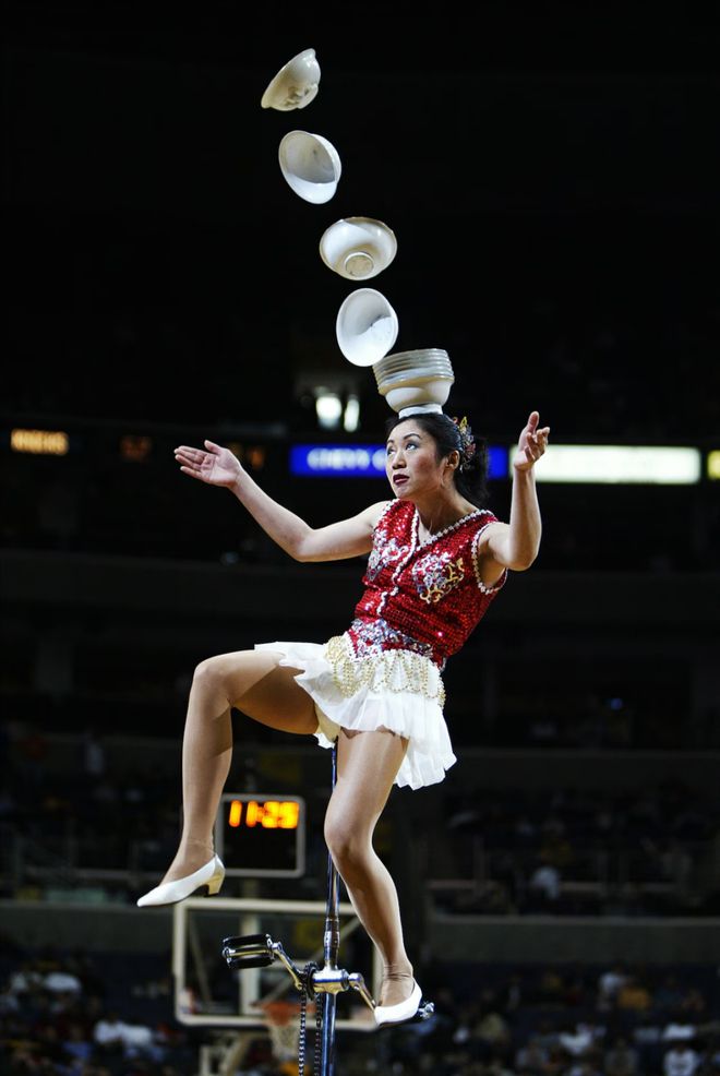 山西杂技大姨硬控NBA球场30年！身价不菲地位比肩詹姆斯？网友：把姨送进名人堂！