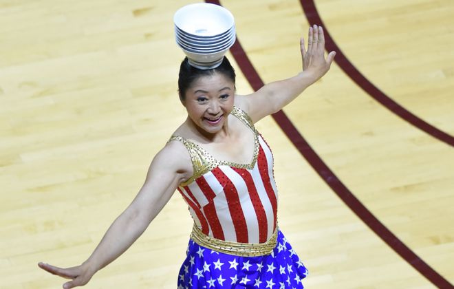 山西杂技大姨硬控NBA球场30年！身价不菲地位比肩詹姆斯？网友：把姨送进名人堂！