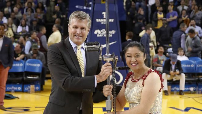 山西杂技大姨硬控NBA球场30年！身价不菲地位比肩詹姆斯？网友：把姨送进名人堂！