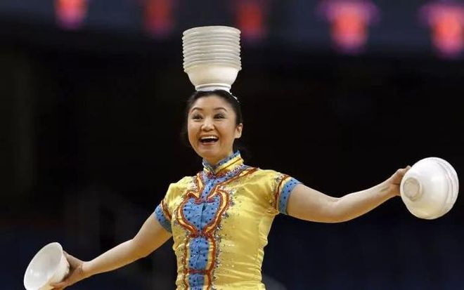 山西杂技大姨硬控NBA球场30年！身价不菲地位比肩詹姆斯？网友：把姨送进名人堂！