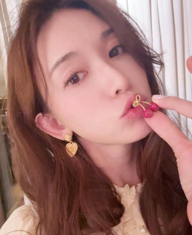 林志玲24小时带娃上热搜，日本老公隐形，是没苦硬吃还是母爱无敌