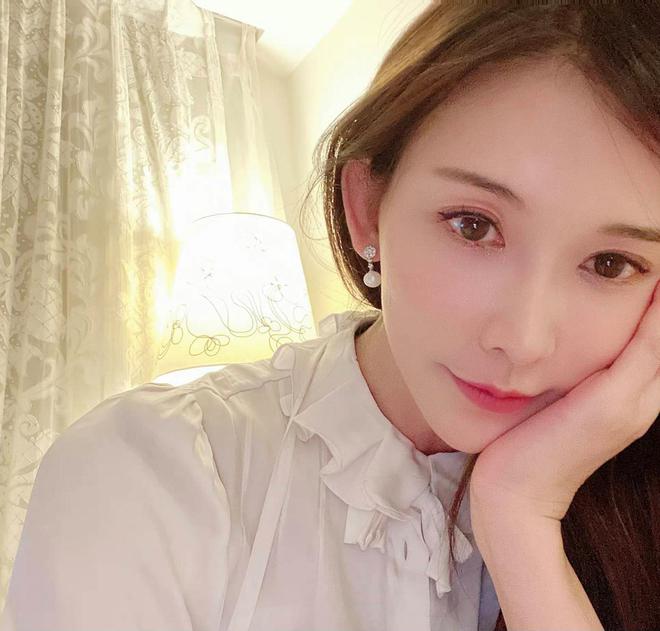 林志玲24小时带娃上热搜，日本老公隐形，是没苦硬吃还是母爱无敌
