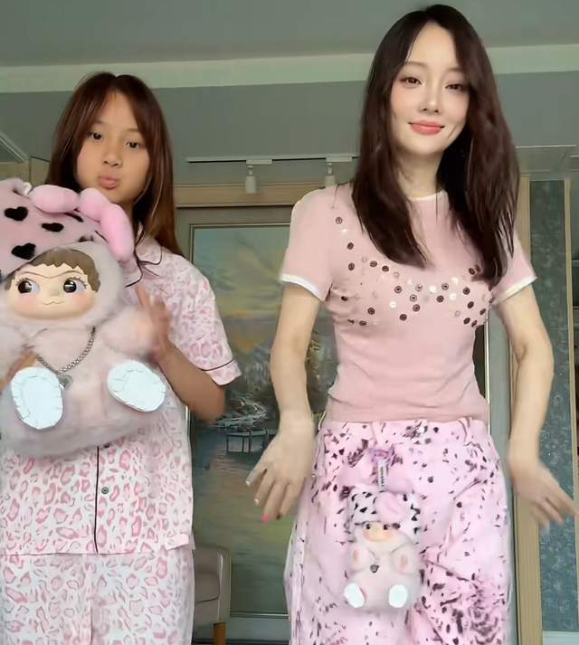 李小璐有二胎了？家中出现婴儿椅和小男孩，疑似删除网友质疑评论
