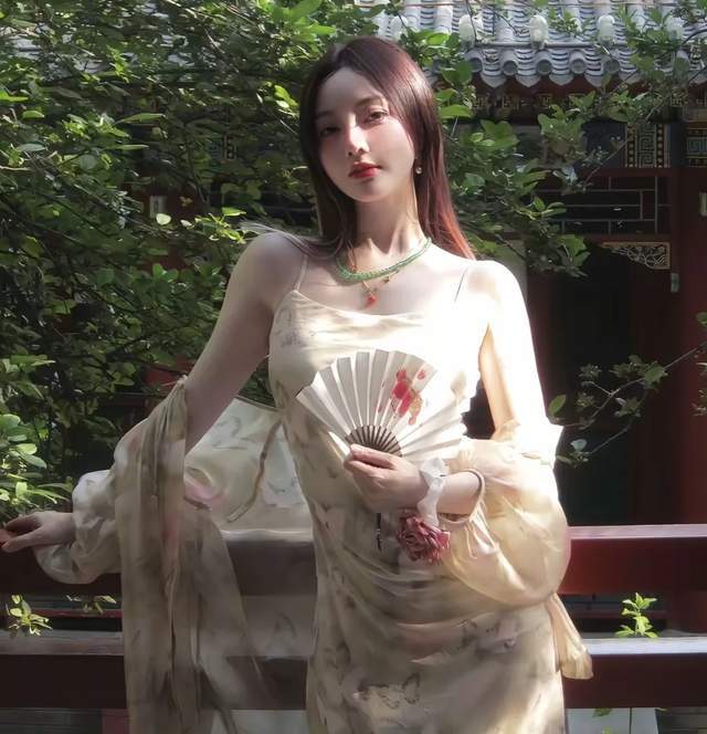李小璐有二胎了？家中出现婴儿椅和小男孩，疑似删除网友质疑评论