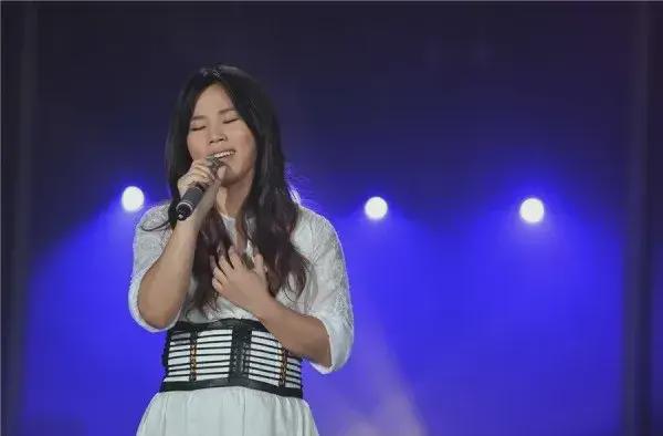 这才是歌手，一开口震撼全网，网友：别卖房子了，回来继续唱吧