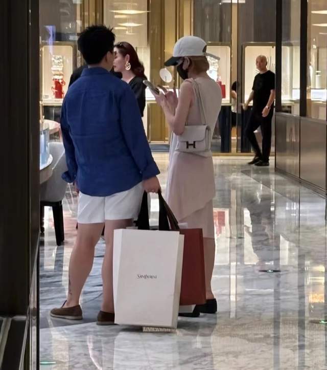 赵露思近况曝光处境尴尬，无戏可拍倒退做网红，被曝解约复出失败