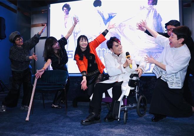 92岁歌王因肺炎感染后离世，遗憾无法见妹妹最后一面