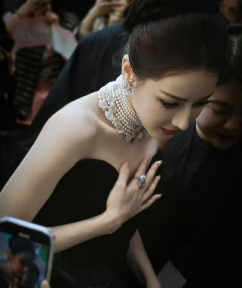 热巴去巴黎被夸爆了：生图被夸美神降临，动图被赞在逃公主
