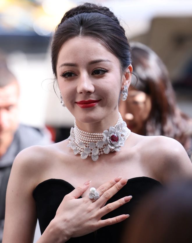 热巴时装周生图状态差，粉丝挨饿淋雨还被暴晒，本人现身面露不悦