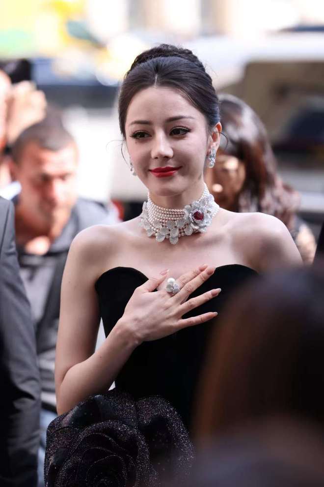热巴时装周生图状态差，粉丝挨饿淋雨还被暴晒，本人现身面露不悦
