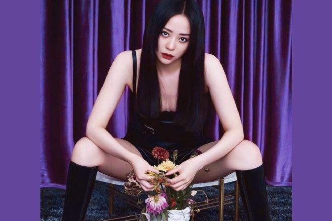 张靓颖古早专辑造型被扒！粉发渔网袜高开叉，比《九万字》更大胆