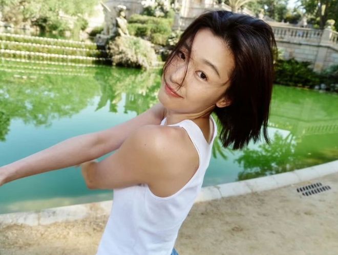 全智贤眼里有光了！网友猜测她要离婚，近照似少女打扮粉嫩秀身材
