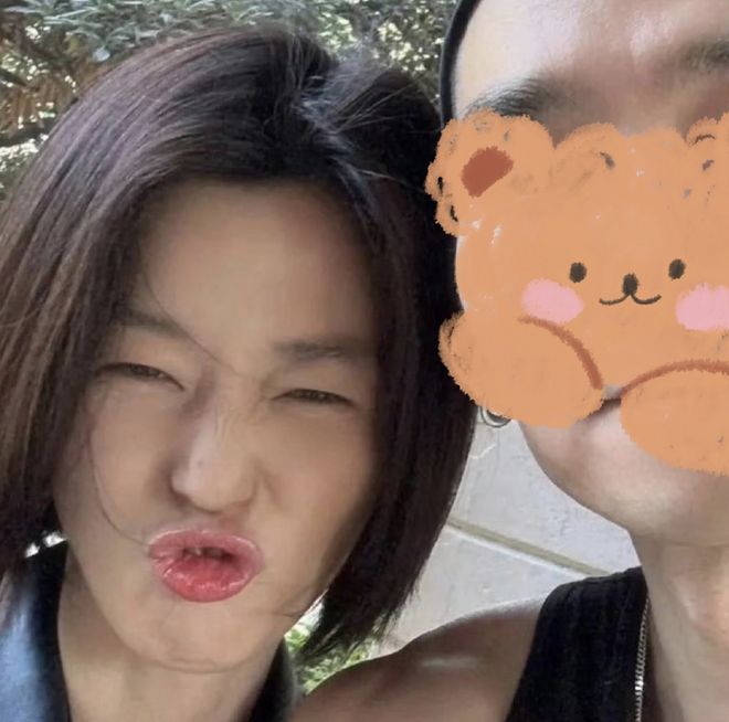 全智贤眼里有光了！网友猜测她要离婚，近照似少女打扮粉嫩秀身材