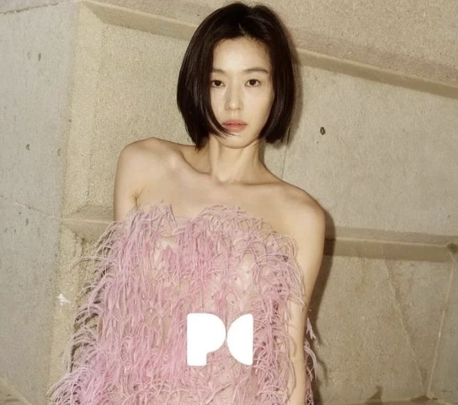 全智贤眼里有光了！网友猜测她要离婚，近照似少女打扮粉嫩秀身材