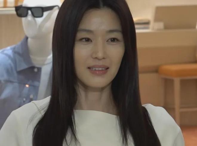 全智贤眼里有光了！网友猜测她要离婚，近照似少女打扮粉嫩秀身材