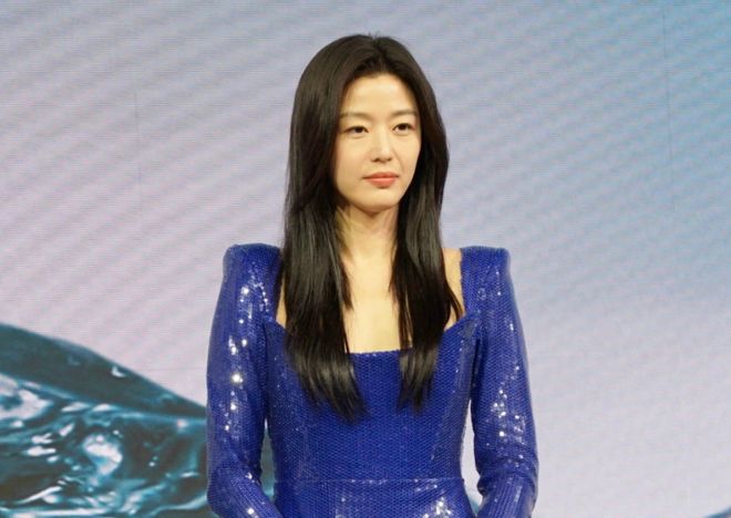 全智贤眼里有光了！网友猜测她要离婚，近照似少女打扮粉嫩秀身材