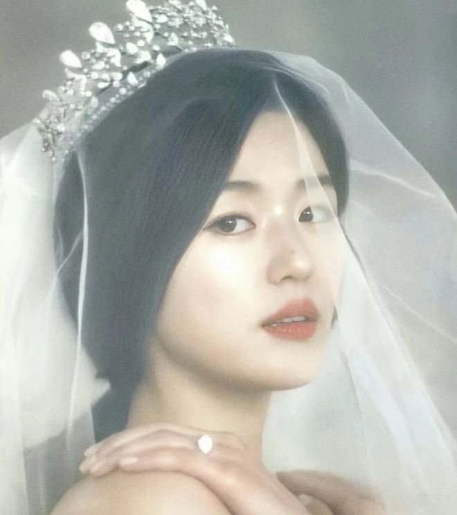 全智贤眼里有光了！网友猜测她要离婚，近照似少女打扮粉嫩秀身材