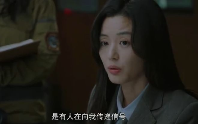 全智贤眼里有光了！网友猜测她要离婚，近照似少女打扮粉嫩秀身材