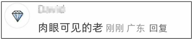 baby巴黎看秀生图翻车，穿过季礼服状态局促，脸太僵表情乱飞
